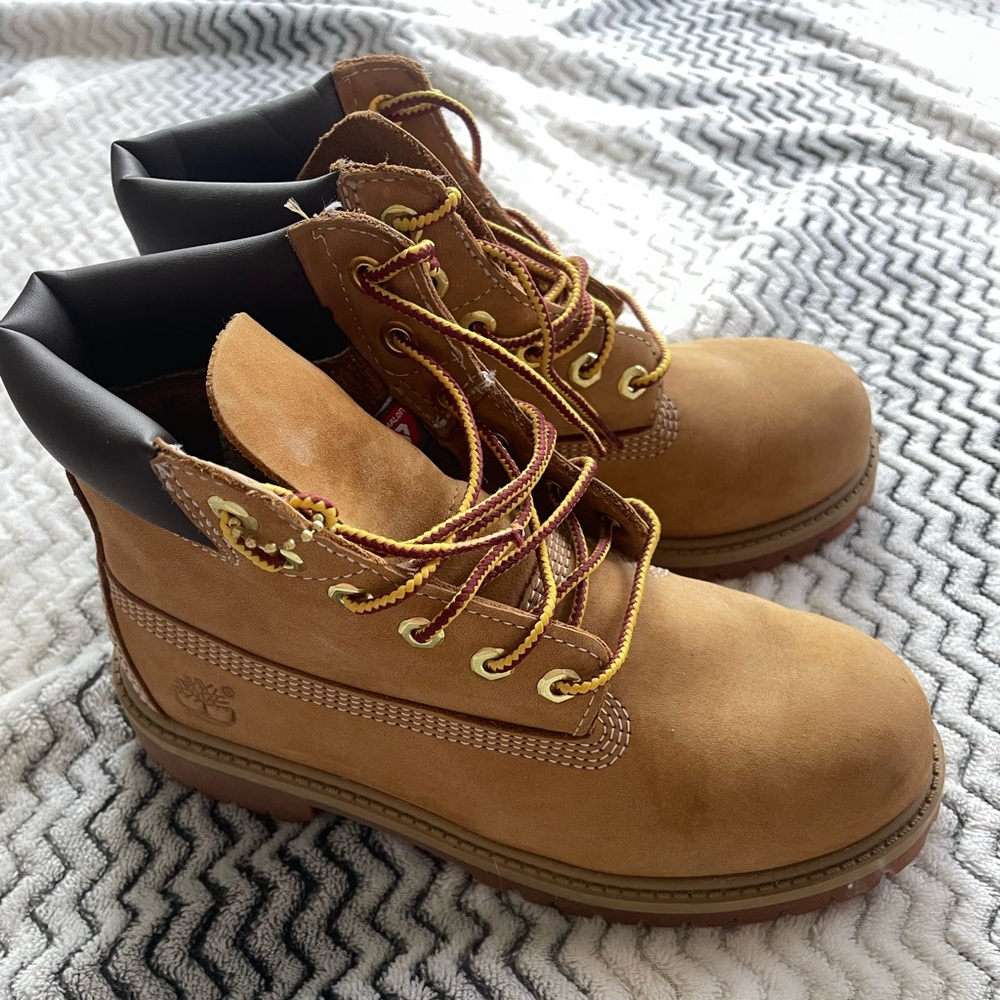 EUC Timberland Classic Tim’s Big Kids Boots Size 2